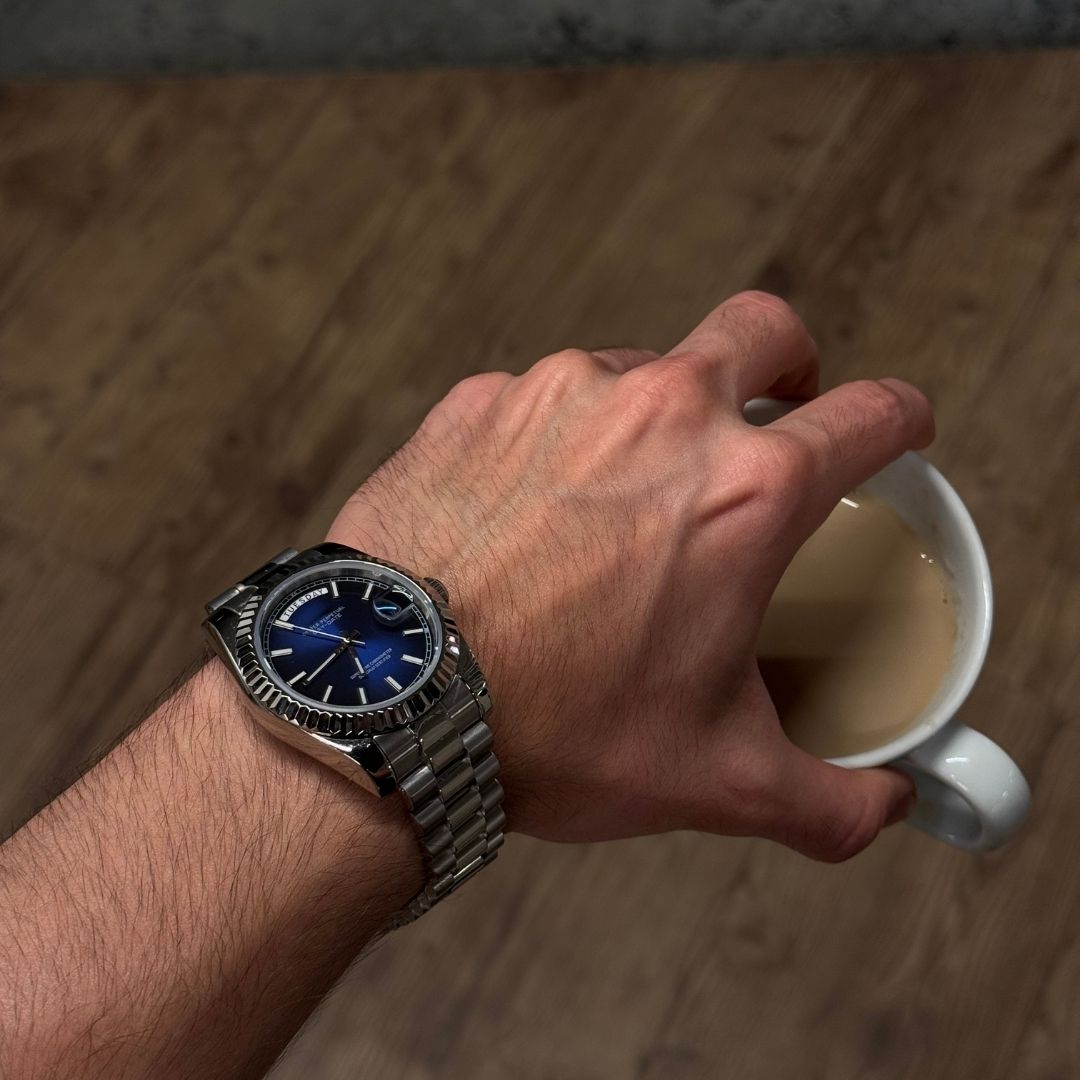Dateko Daydate Royal Blue de HW Design, reloj de vestir de 39 mm con esfera azul, caja de acero 316L y cristal de zafiro