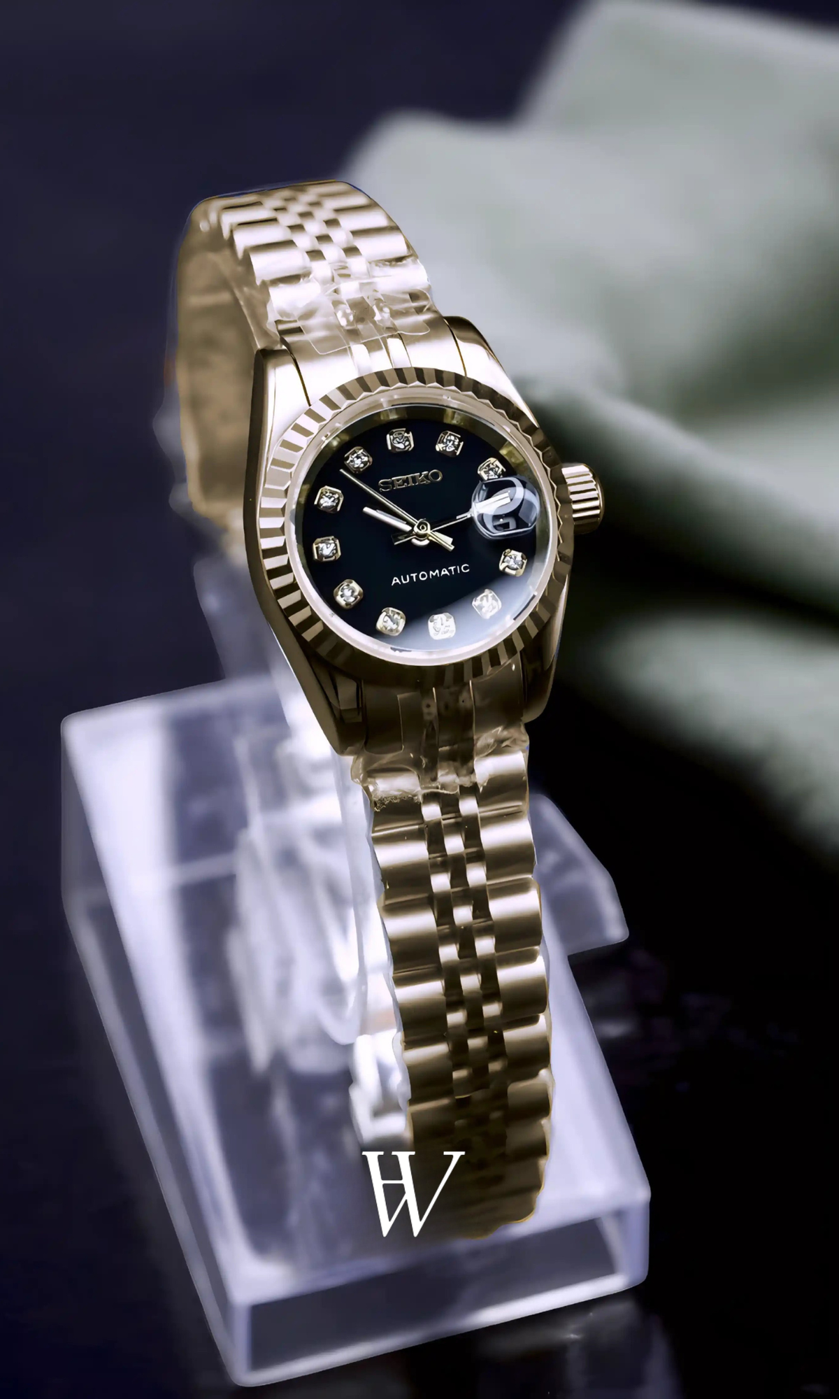 Lady Dateko Gold Black de HW Design, reloj de vestir de 28 mm con esfera negra y detalles en oro rosa, caja de acero 316L y cristal de zafiro