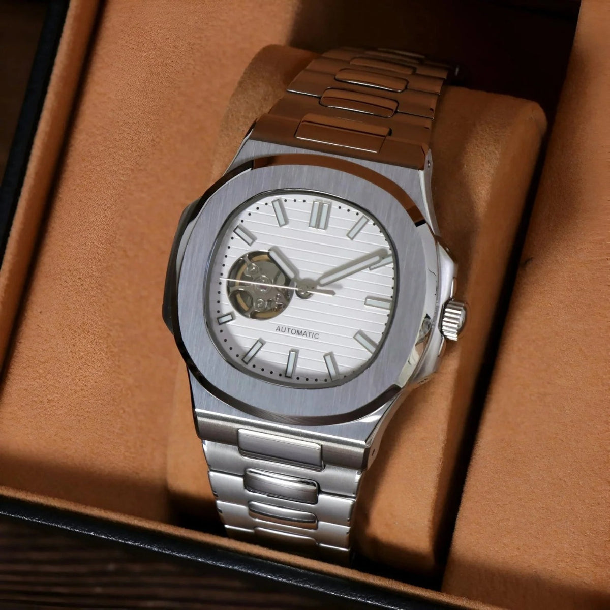 Nautiko White Open Heart de HW Design, reloj de corazón abierto de 42 mm con esfera blanca, caja de acero 316L y cristal de zafiro