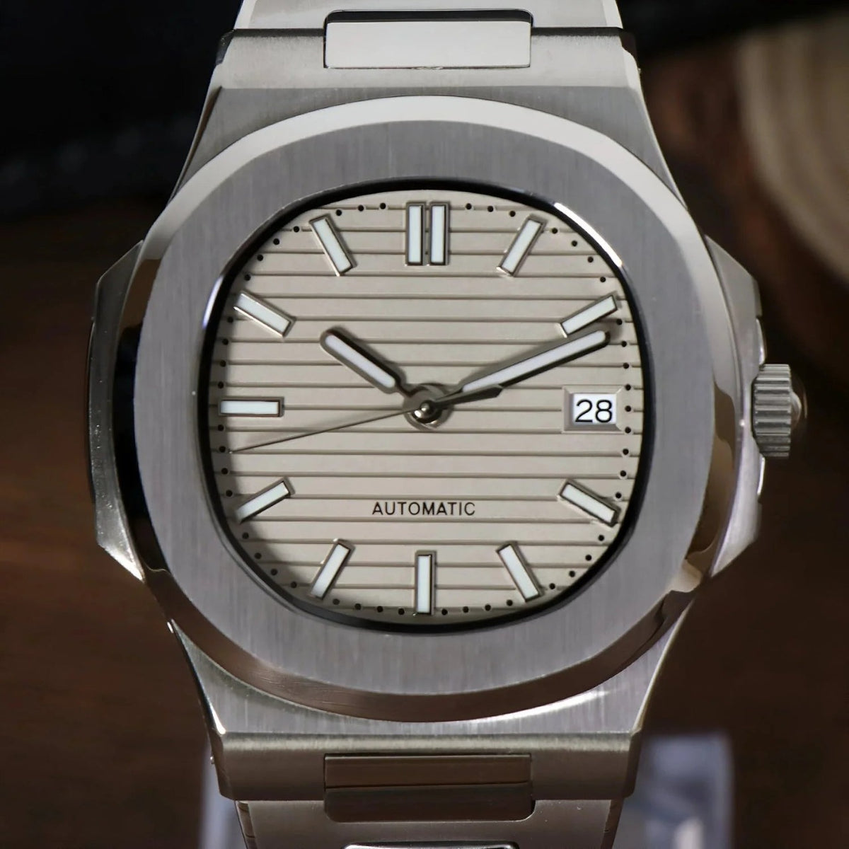 Nautiko Cream de HW Design, reloj de 42 mm con esfera crema, caja de acero 316L y cristal de zafiro