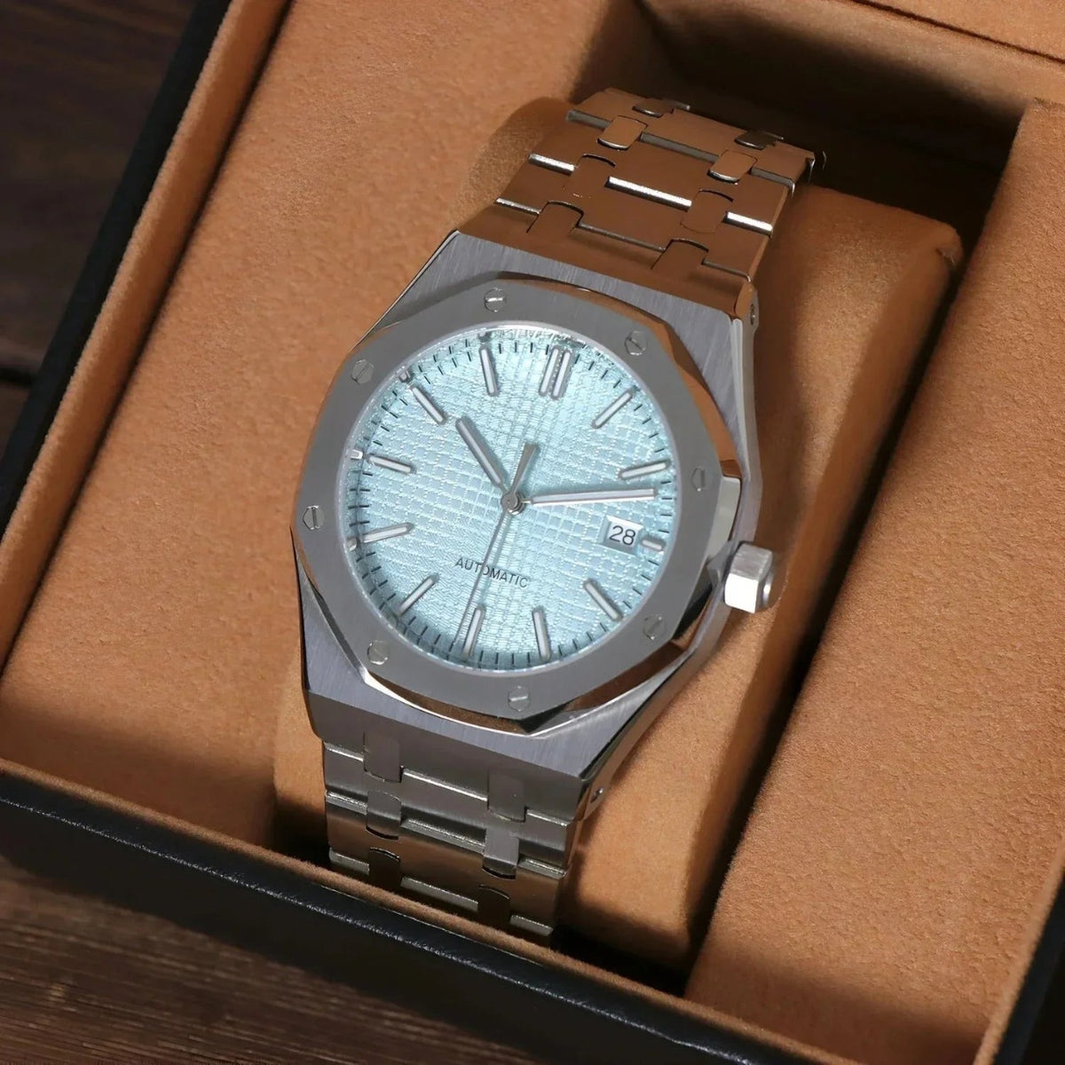 Detalle del bisel octogonal con tornillos vistos del Seikoak Ice Blue de HW Design