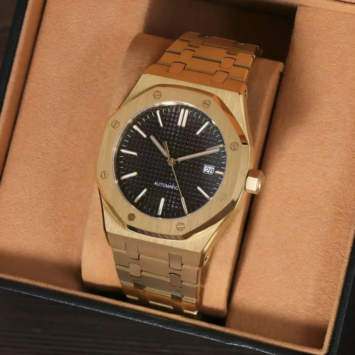 Royal Seikoak Gold - Black de HW Design, reloj de caja integrada de 41 mm con esfera negra y detalles en oro, acero 316L y cristal de zafiro