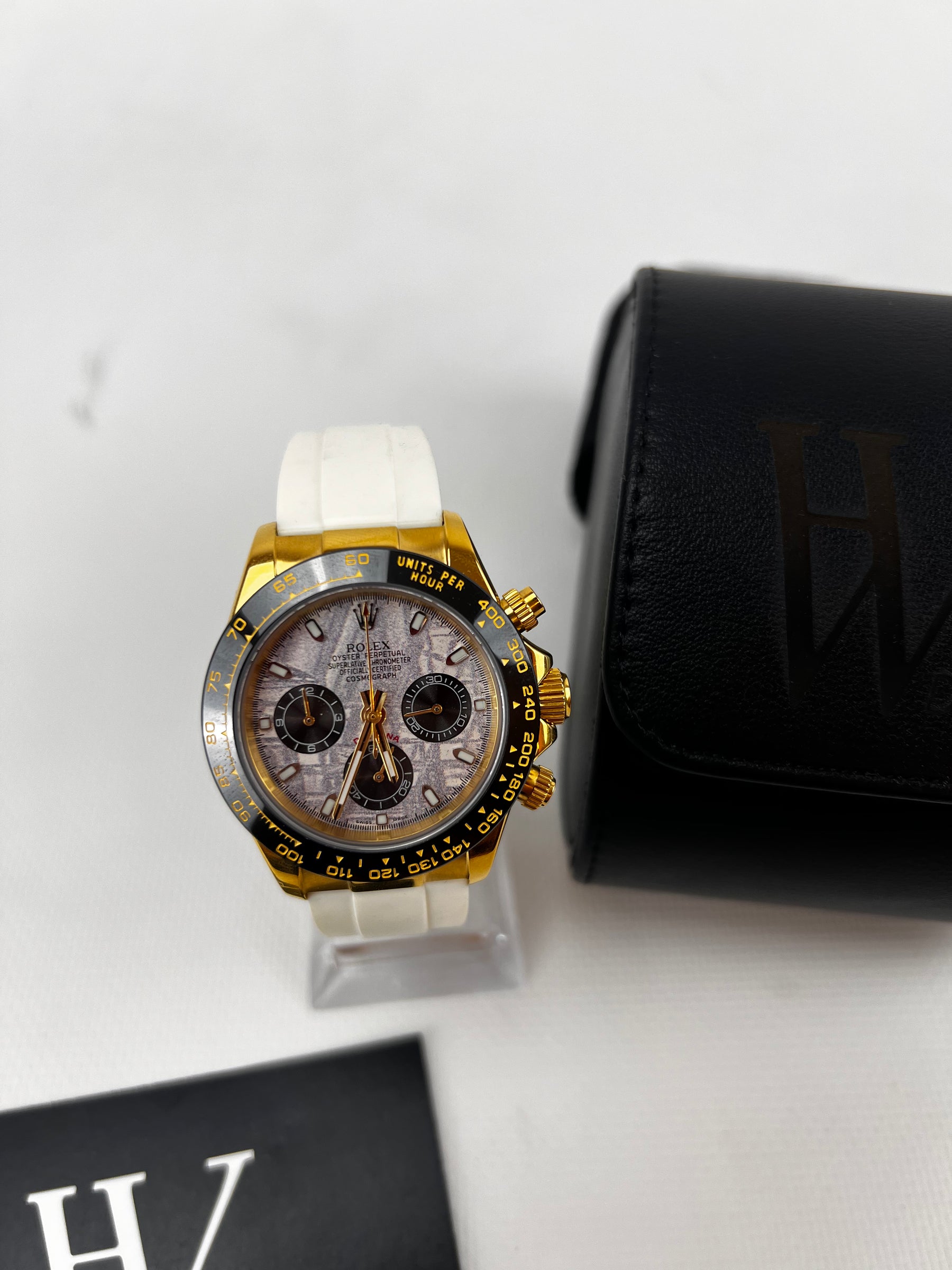 Seiktona Gold Meteor de HW Design, cronógrafo de 40 mm con esfera de meteorito y detalles en oro, caja de acero 316L y cristal de zafiro
