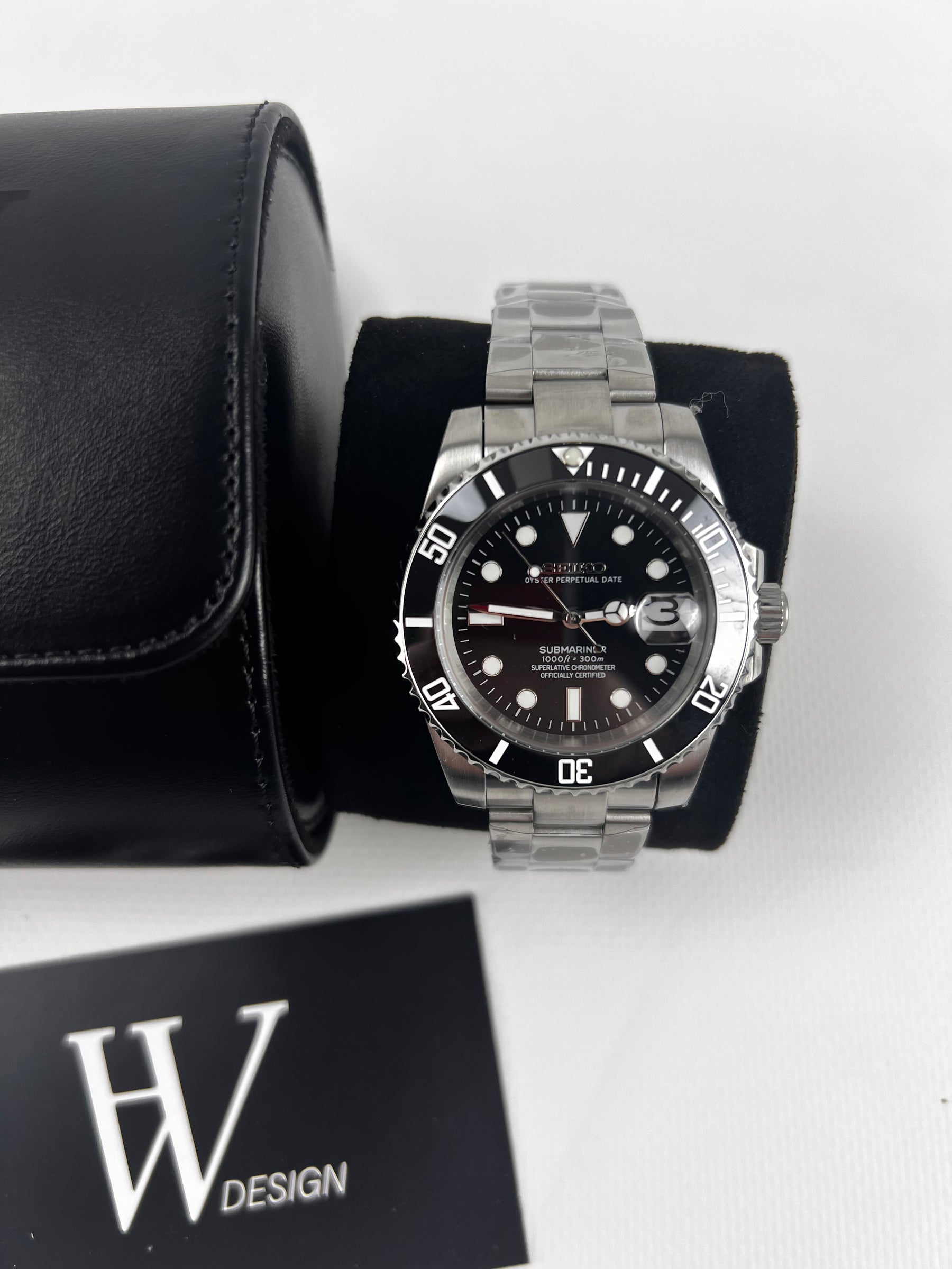 Seikmariner Black de HW Design en la muñeca, diver de 40 mm con brazalete de acero