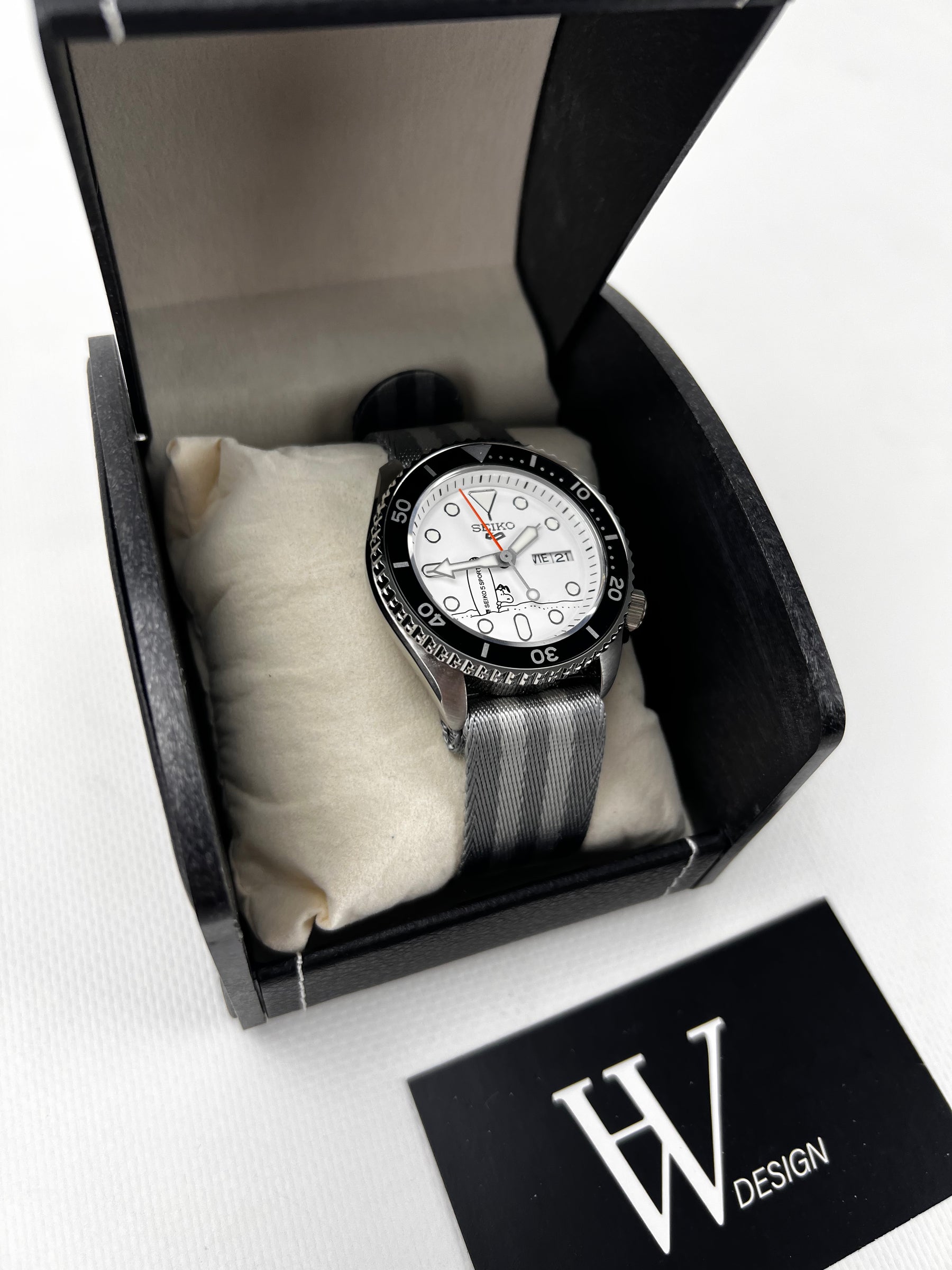 SKX 007 White Snoopy de HW Design, reloj diver de 42 mm con esfera blanca y caja de acero 316L
