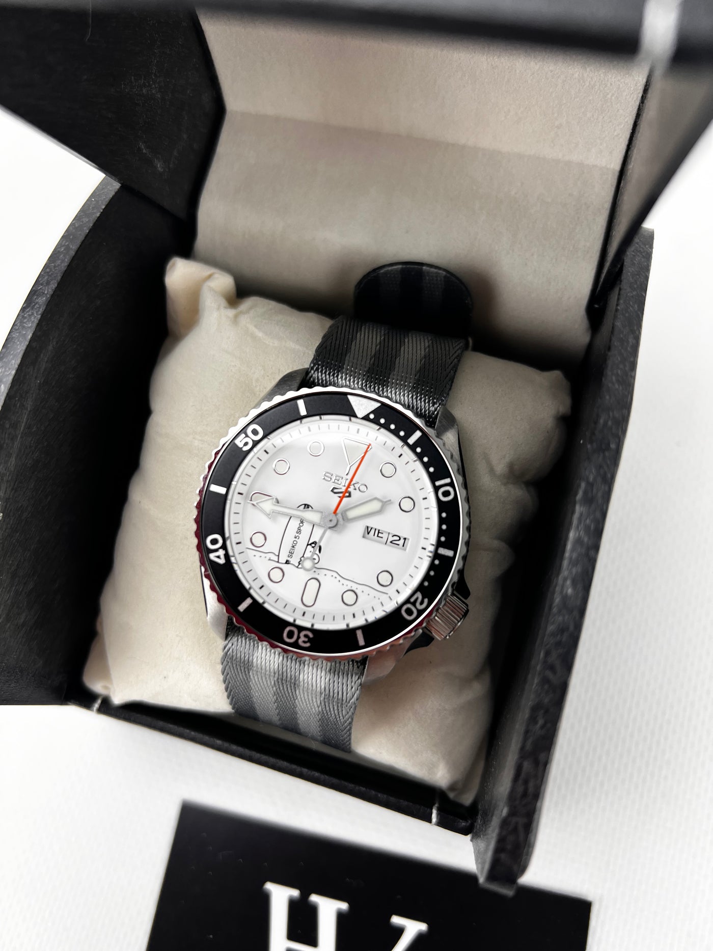 SKX 007 White Snoopy de HW Design, reloj diver de 42 mm con esfera blanca y caja de acero 316L