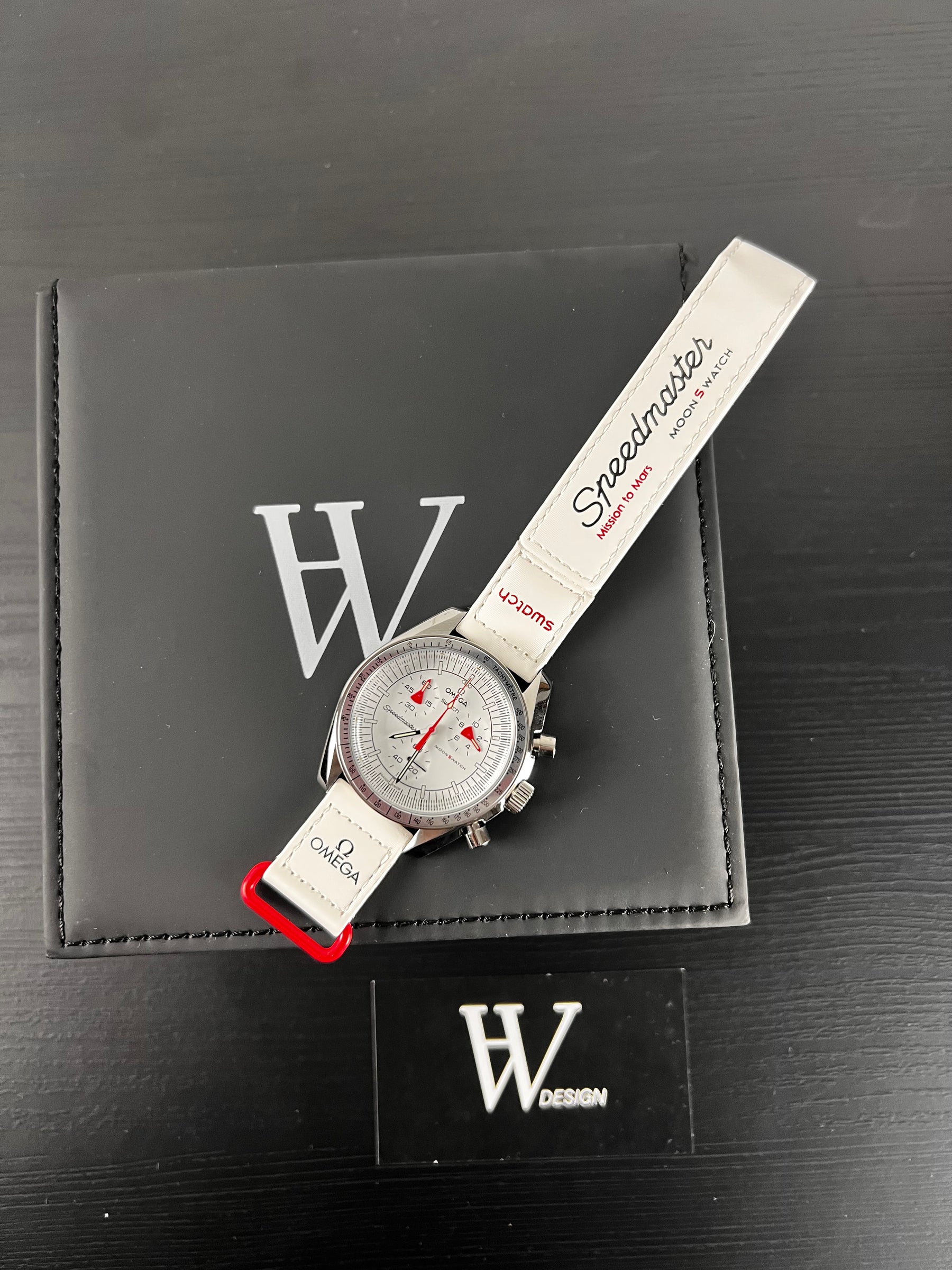 Omega x Swatch Mission to Mars Steel mod de HW Design, cronógrafo de 42 mm con esfera roja, caja de acero 316L y cristal de zafiro