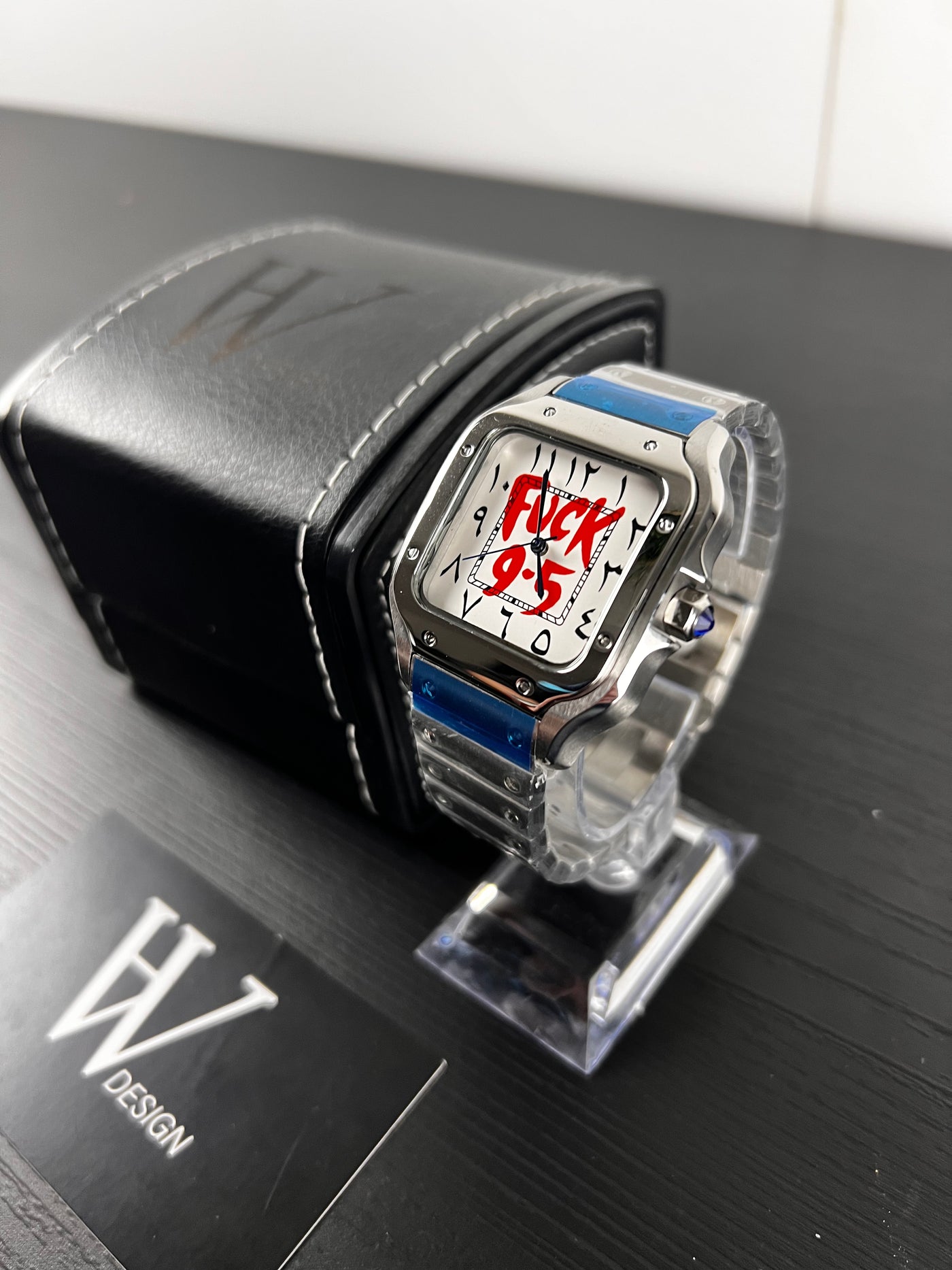 Sankos F**k 9-5 arabic white de HW Design, reloj cuadrado de vestir de 38 mm con esfera blanca, caja de acero 316L y cristal de zafiro