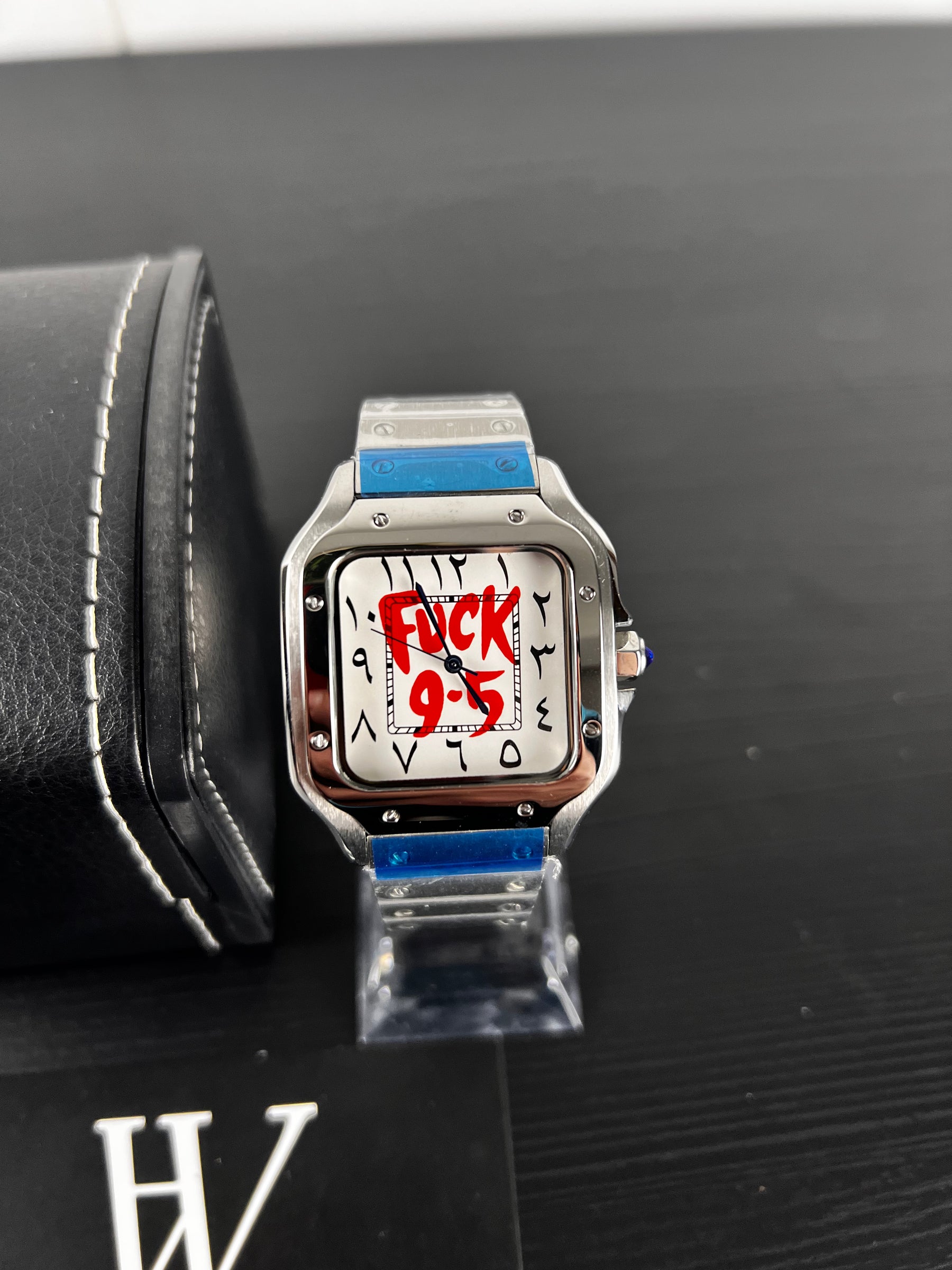 Sankos F**k 9-5 arabic white de HW Design, reloj cuadrado de vestir de 38 mm con esfera blanca, caja de acero 316L y cristal de zafiro