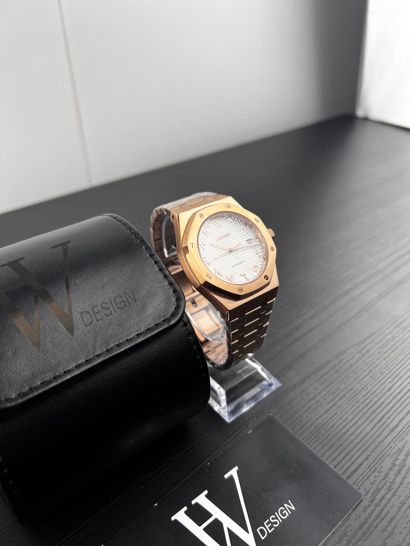 Royal Seikoak Arabic White Rose Gold de HW Design, reloj de caja integrada de 41 mm con esfera blanca y detalles en oro rosa, acero 316L