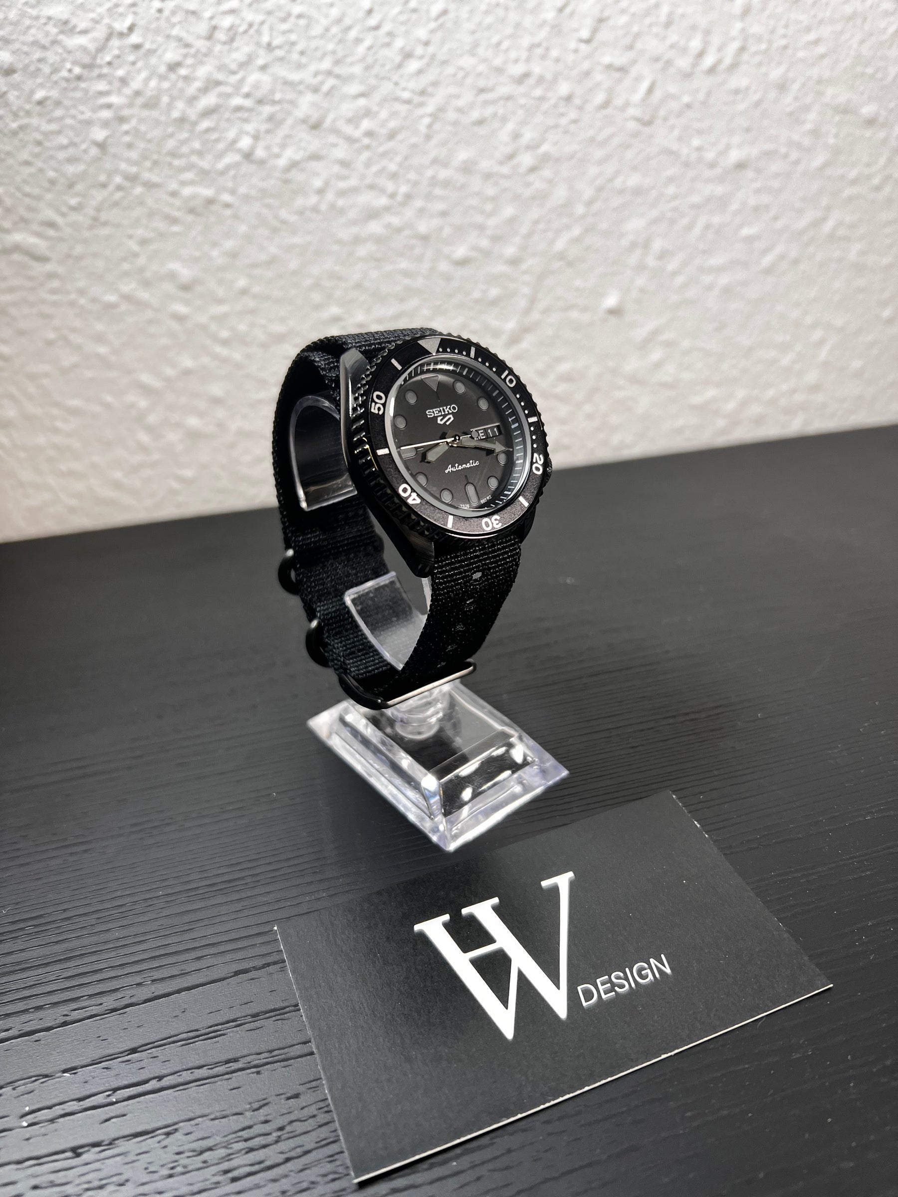 SKX Tactical Black de HW Design, reloj diver de 42 mm con esfera negra y roja, en caja de acero 316L