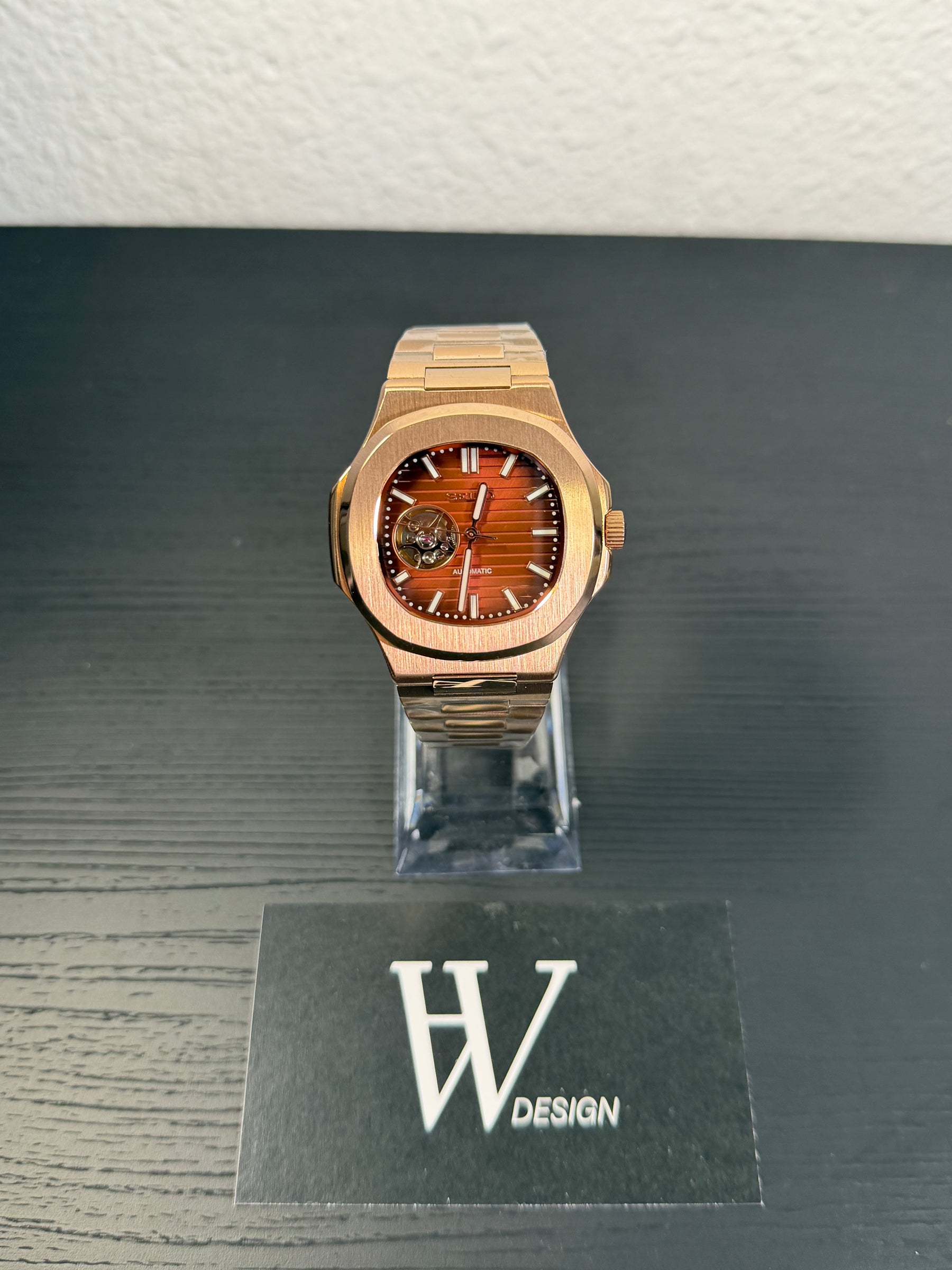 Detalle de la esfera chocolate y el corazón abierto del Nautiko Rose Gold de HW Design