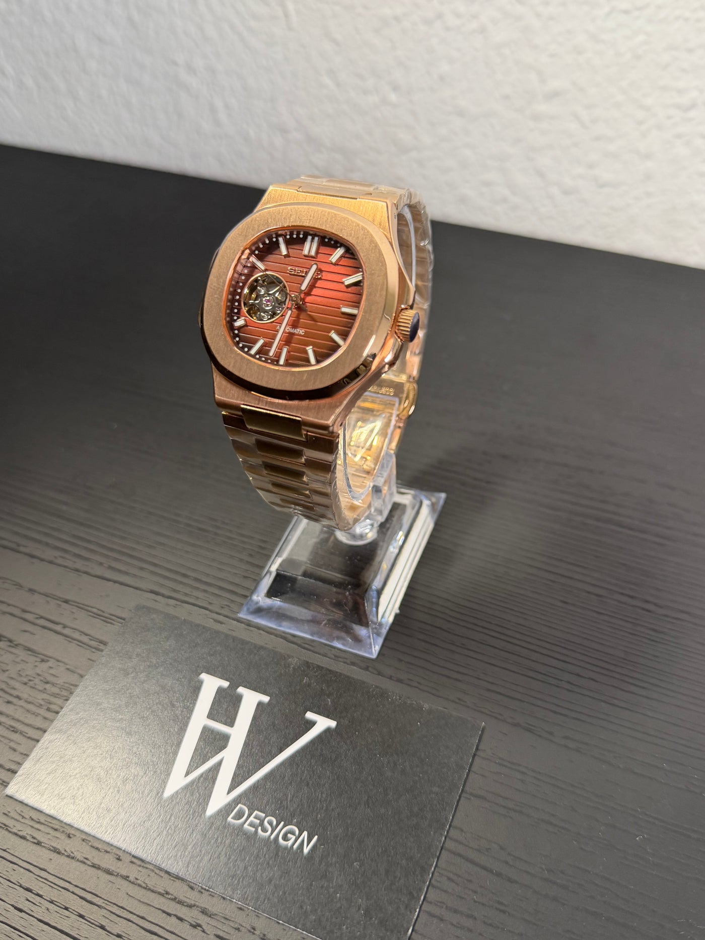 Nautiko Rose Gold Open Heart de HW Design en la muñeca, brazalete de acero en tono oro rosa