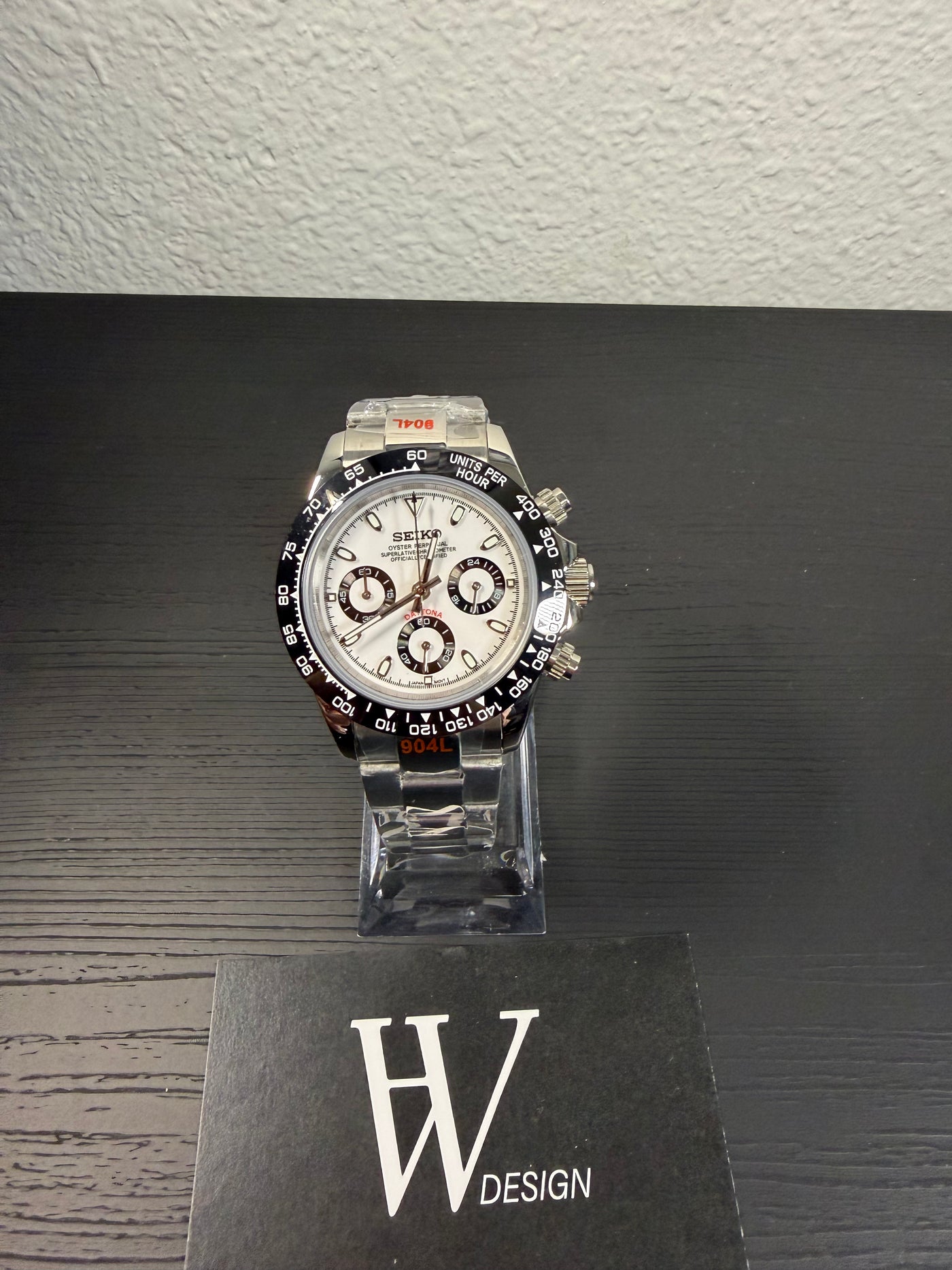 Seiktona Panda de HW Design en la muñeca, cronógrafo de 40 mm
