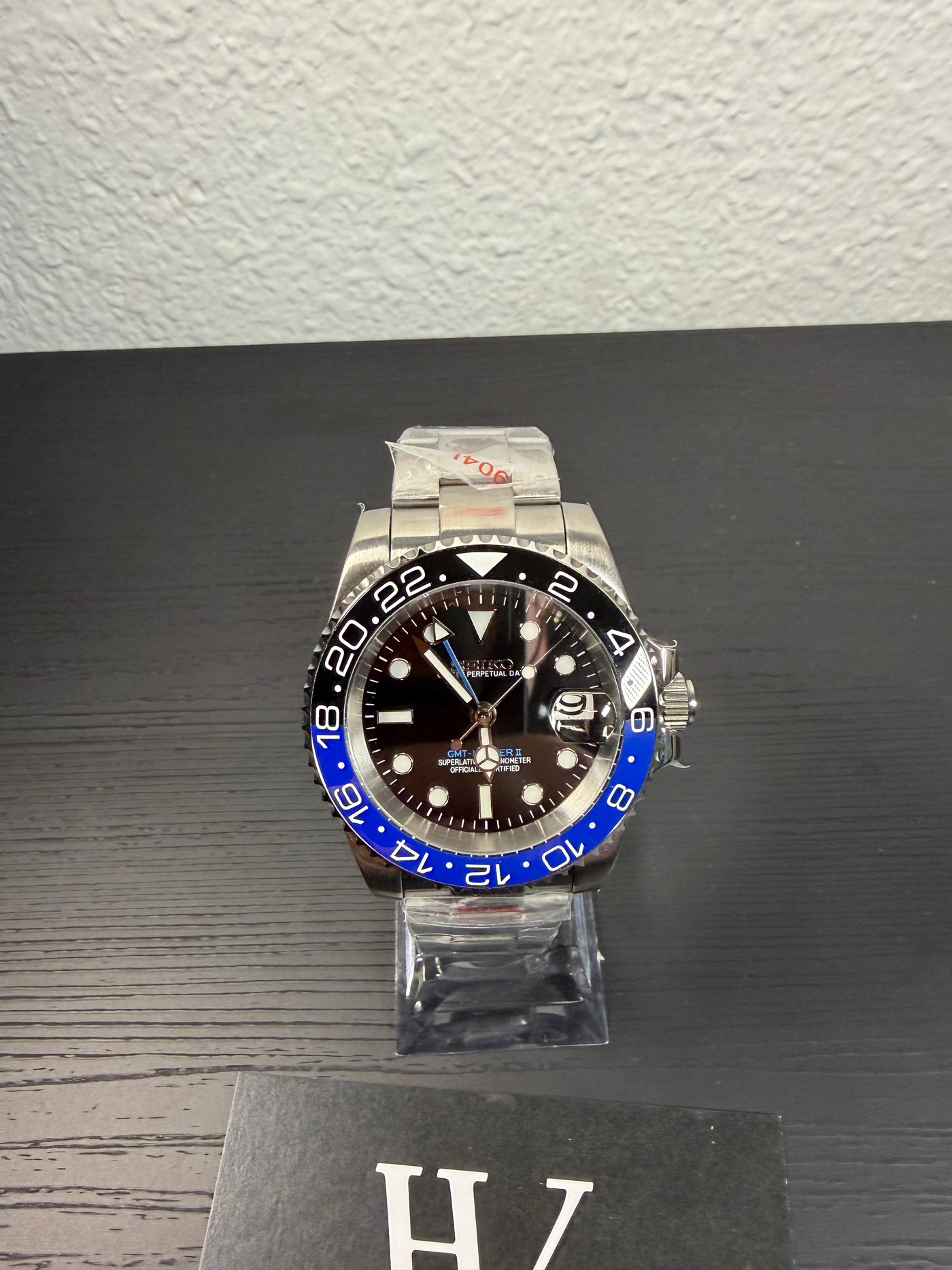 Seikmariner GMT Batman de HW Design en la muñeca, reloj GMT de 40 mm