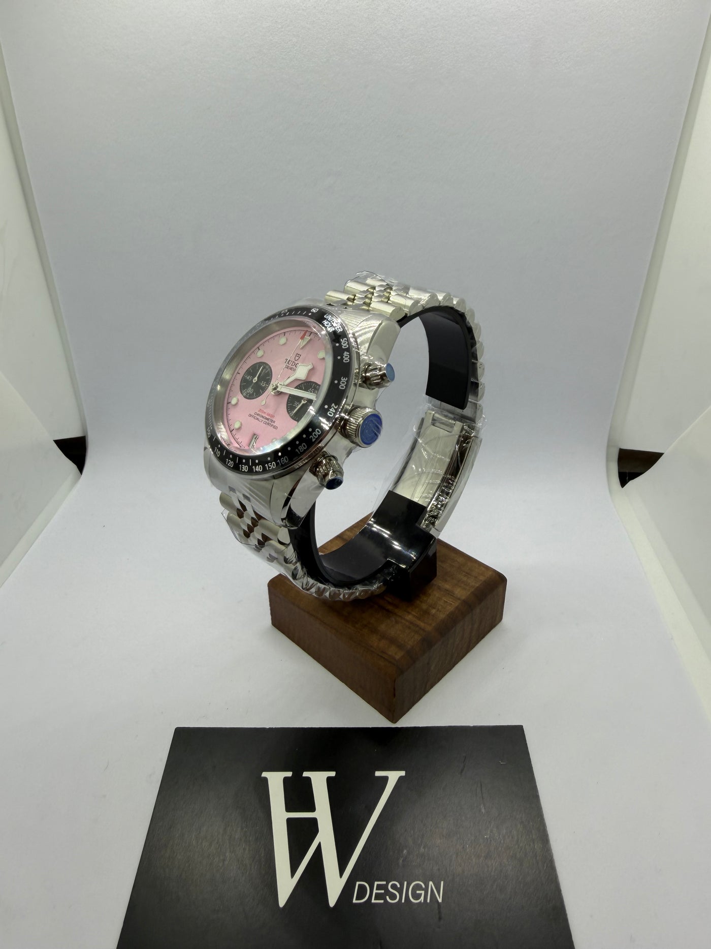 Tudeiko Chrono Pink de HW Design, cronógrafo de 40 mm con esfera rosa, caja de acero 316L y cristal de zafiro