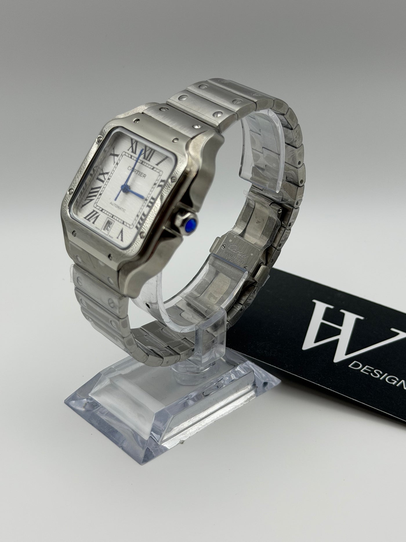 Sankos White de HW Design en la muñeca, reloj cuadrado con brazalete de acero