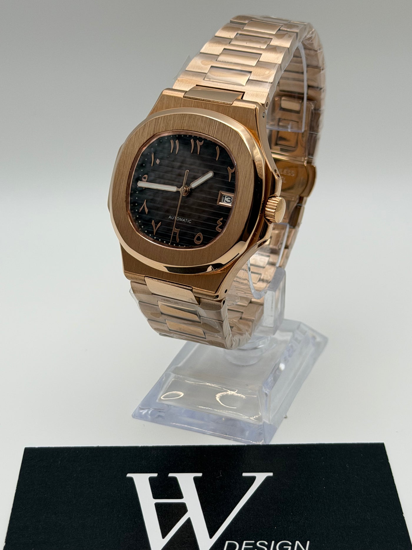 Nautiko Arabic Rose Gold Chocolate de HW Design, reloj de 42 mm con esfera chocolate y detalles en oro rosa, caja de acero 316L y cristal de zafiro