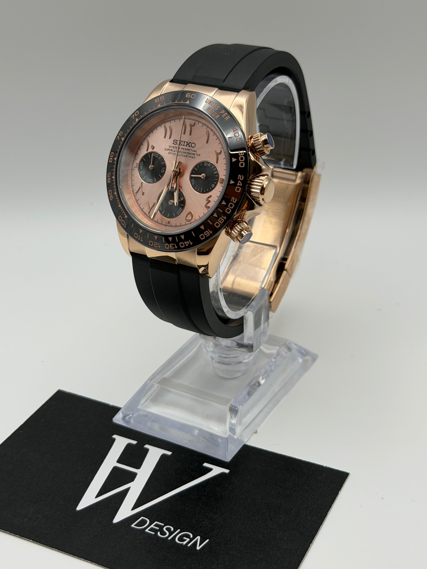 Seiktona Arabic Rose Gold Pink de HW Design, cronógrafo de 40 mm con esfera rosa y detalles en oro rosa, caja de acero 904L y cristal de zafiro