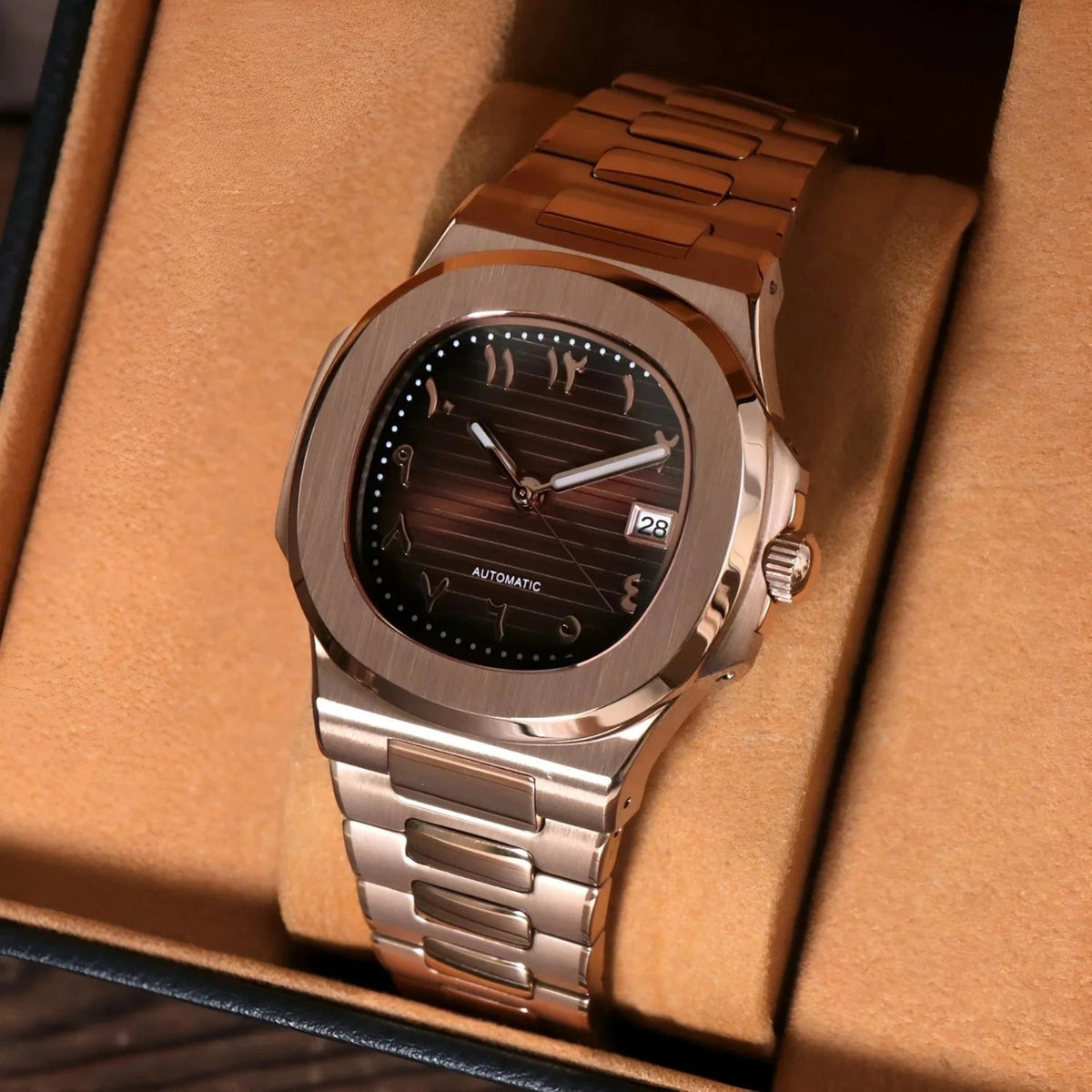 Nautiko Arabic Rose Gold Chocolate de HW Design, reloj de 42 mm con esfera chocolate y detalles en oro rosa, caja de acero 316L y cristal de zafiro