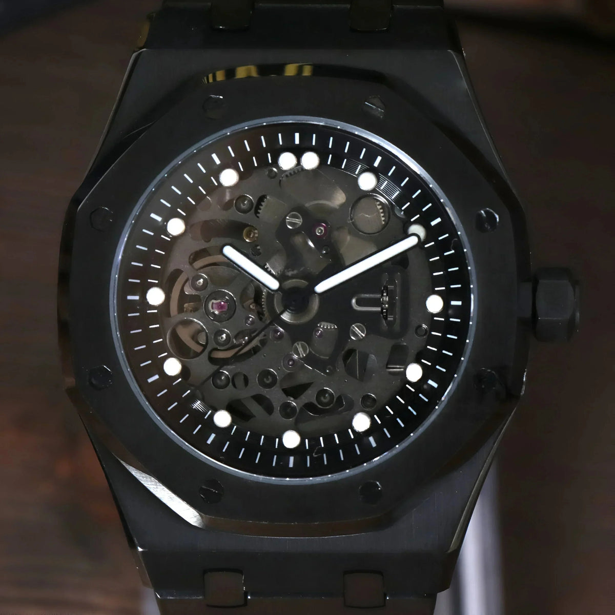 Royal Seikoak Skeleton Full Black de HW Design, reloj tipo esqueleto de caja integrada de 41 mm con esfera negra, acero 316L y cristal de zafiro